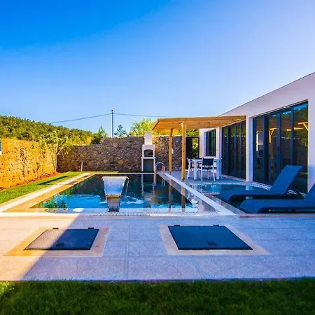 Havuzu Korunakli Balayi Villasi Villa *