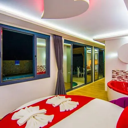 Villa Havuzu Korunakli Balayi Villasi