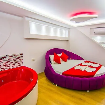 Havuzu Korunakli Balayi Villasi Villa *
