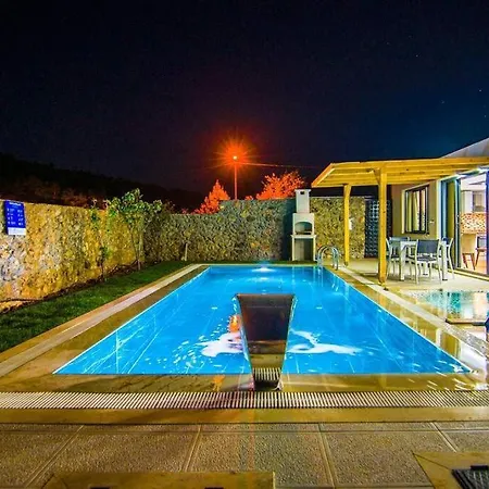 Havuzu Korunakli Balayi Villasi Villa *