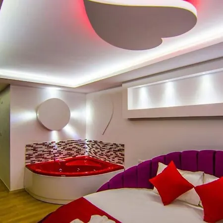 Villa Havuzu Korunakli Balayi Villasi *